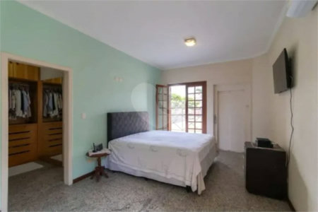 Casa com 3 dormitórios sendo 3 suítes com 03 vagas de garagem.