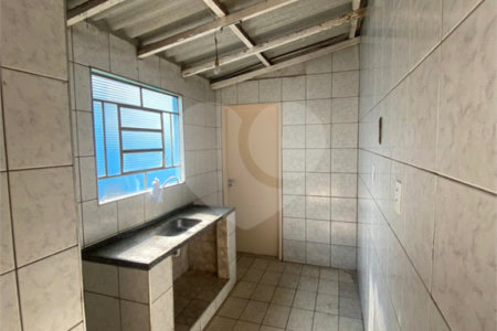 Casa Térrea com 3 dormitórios, sendo 2 suítes.