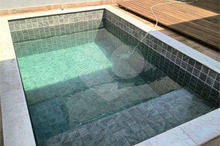 Casa com Piscina no Condomínio Lagos D'Icarai em Salto/SP