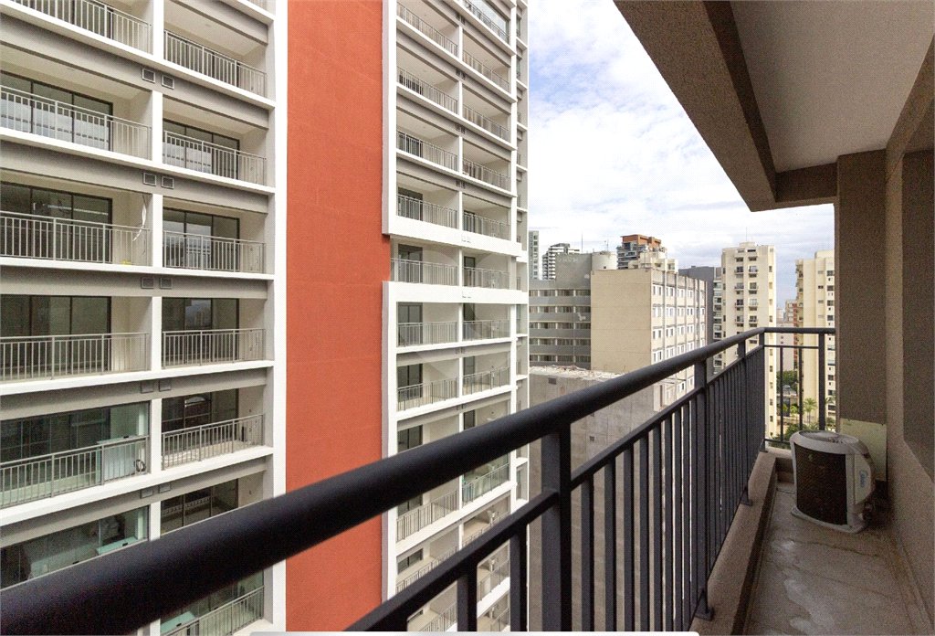 Apartamento a venda com 1 dormitório, sala com varanda e próximo ao metrô Vila Madalena.