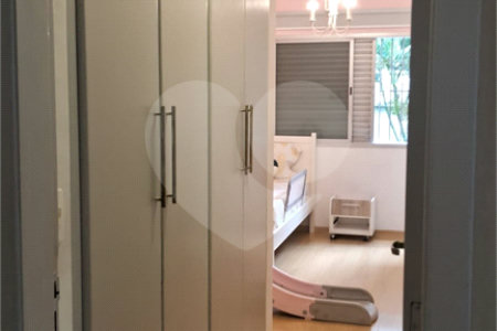 Apartamento a venda na Aclimação com 4 dormitórios e 2 vagas.