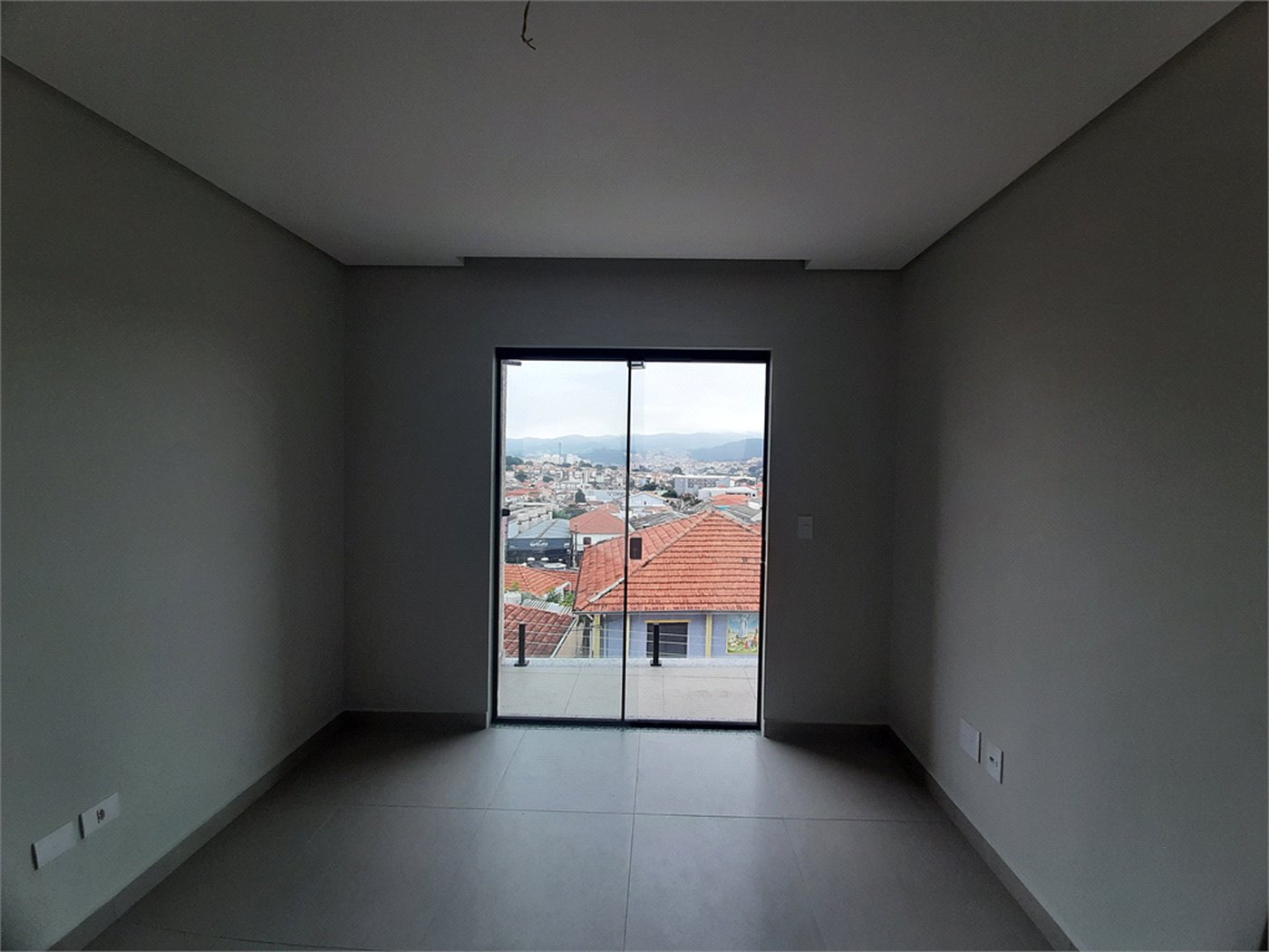 Apartamento com 44m2, 2 quartos, banheiro, sala integrada à cozinha, varanda gourmet e 1 vaga