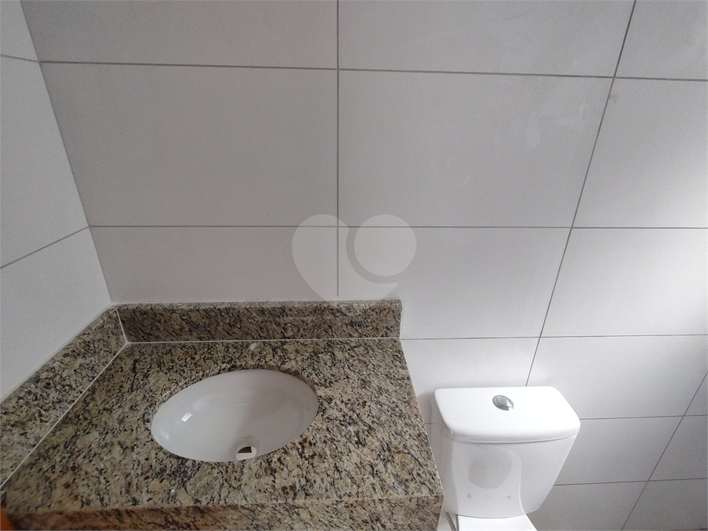Casa térrea em Atibaia com 3 suítes, sala 2 ambientes, 2 vagas garagem, excelente localização, pronta para morar