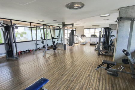 Este amplo apartamento de 290 m², completamente reformado, reúne sofisticação,