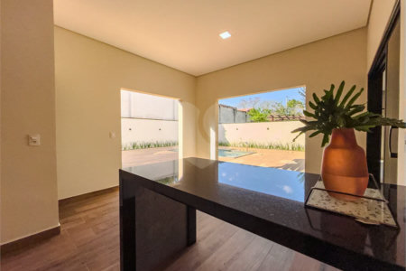 Indaiatuba - Condomínio Milano - Sobrado - 350 m² de terreno - 240 m² de área construída - 4 vagas de garagem, sendo 2 cobertas - Salas de estar e jantar integradas - 3 suítes com closet e varanda no pavimento superior - Escritório no térreo - Espaço gourmet com churrasqueira - Banheiro externo