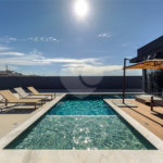 Indaiatuba - Quintas da Terracota - 1252 m² de terreno - casa térrea com 514 m² de área construída -3 vagas de garagem cobertas e 3 descobertas Lavabo - Sala de estar e jantar amplas e integradas - Escritório privativo - Cozinha toda equipada com geladeira, forno, micro-ondas, lava-louças,