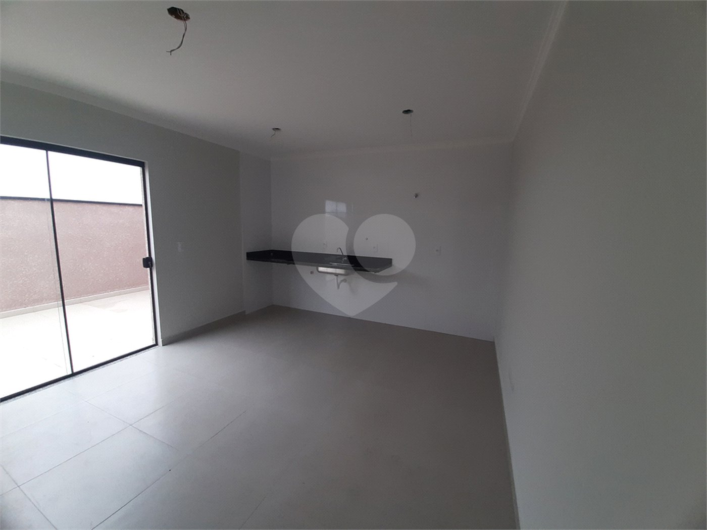 Apartamento COBERTURA com 66m2, 3 quartos, banheiro, sala, cozinha, quintal e 1 vaga