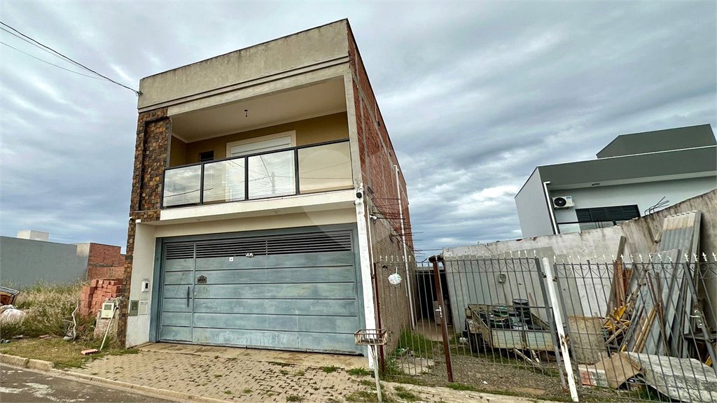 Sobrado a venda com 3 dormitorios sendo 1 suite com closet e varanda no bairro Arcoville