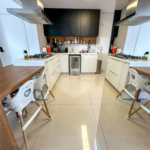 Apartamento de 106 m² no Auge Home Resort, porteira fechada, com 3 dormitórios, 1 suíte, varanda gourmet, 2 vagas, depósito e lazer completo.