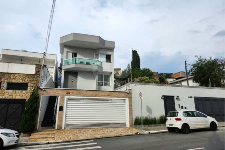 SOBRADO DE ALTO PADRÃO A VENDA NA MOÓCA Com 4 suítes 6 vagas.Estuda Permuta