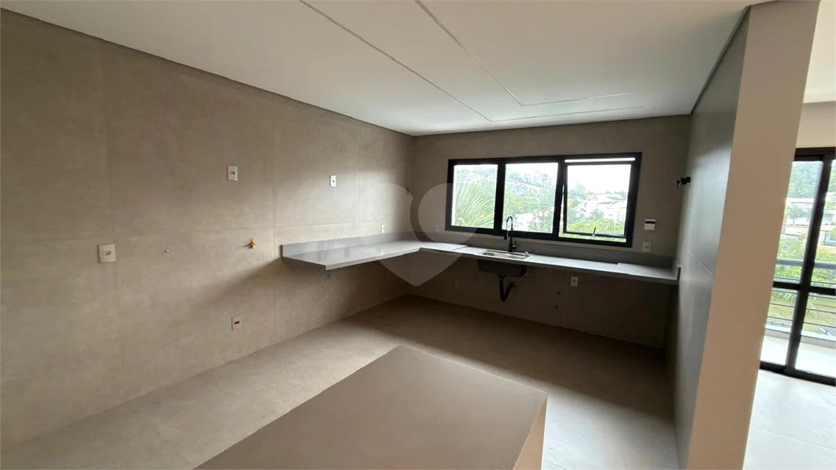 Sobrado de alto padrão no Swiss Park, totalmente reformado, com 4 suítes, piscina, elevador, espaço gourmet, 4 vagas e condomínio com lazer completo.
