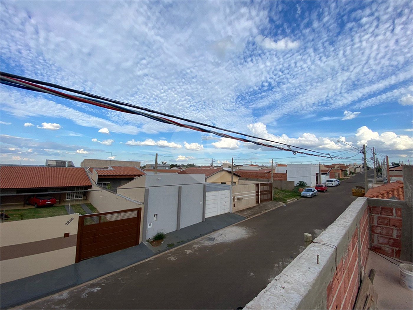 Casa Térrea com 2 dormitórios, sendo 1 suíte.