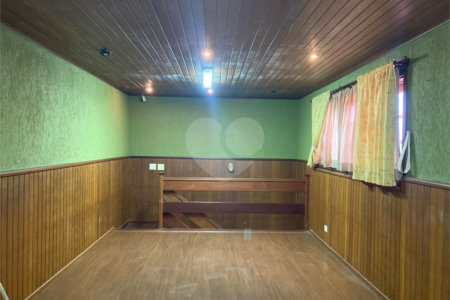 Casa Térrea com Acabamento em Tijolo Aparente e Quintal Amplo - Próximo ao Shopping Iguatemi
