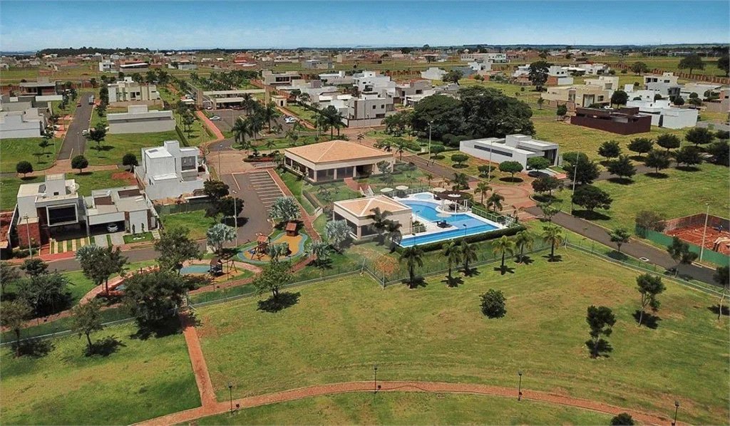 Estância dos Ipês , terreno plano , bem localizado e murado dos lados e fundos