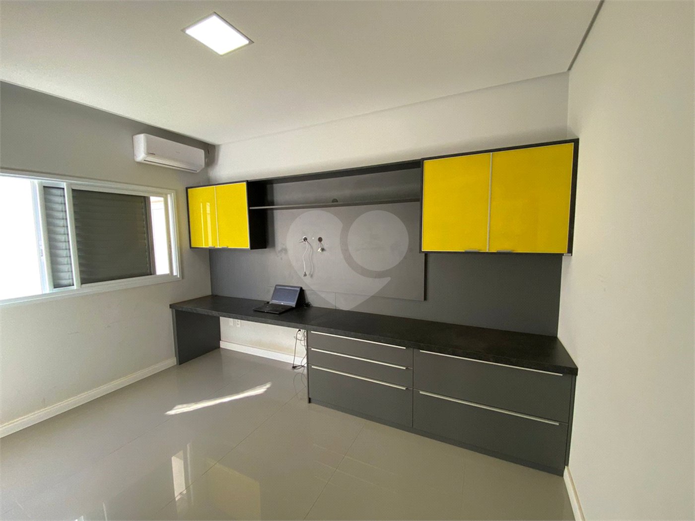 Casa com alto padrão de acabamento para venda no Condomínio Montreal.