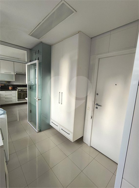 Este amplo apartamento de 290 m², completamente reformado, reúne sofisticação,