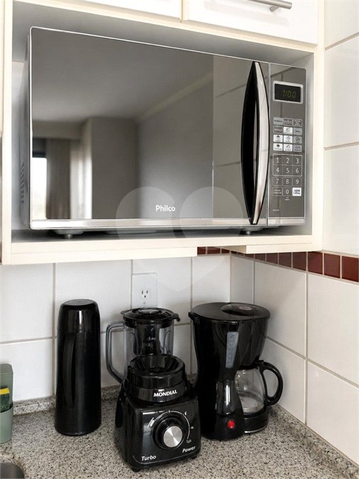 Apartamento á venda no centro com dois dormitórios e sacada.