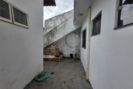 Casa térrea à venda no Douradinho com 2 quartos e edícula com mais dois quartos e 2 banheiros.