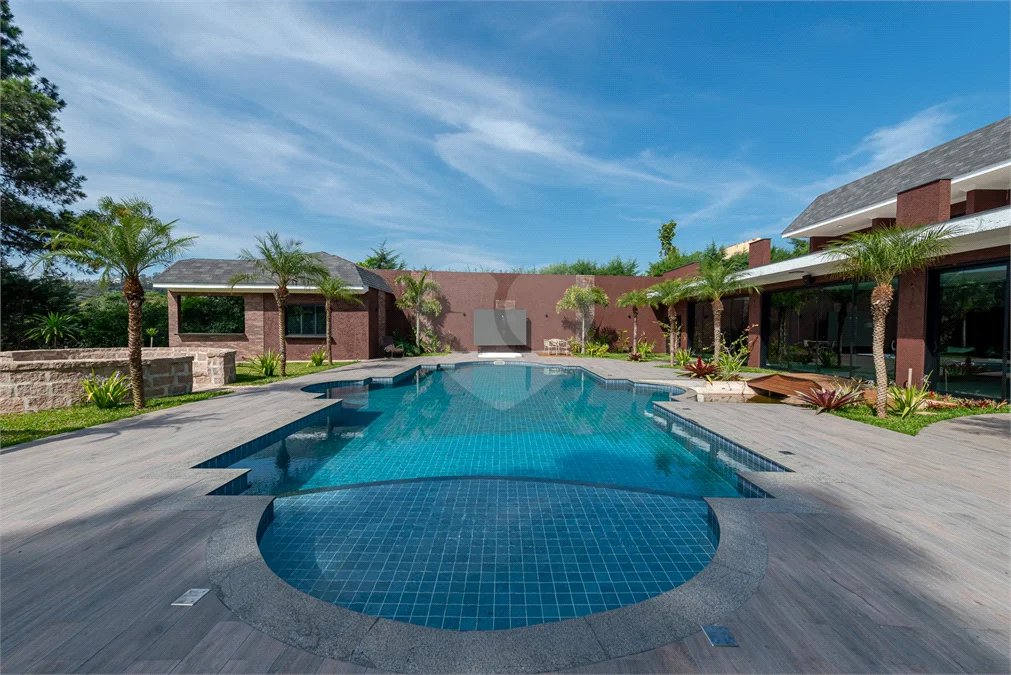 Casa à venda com 4 suítes no condomínio Vale da Santa Fé, Vinhedo - SP