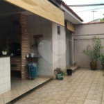Casa térrea com 3 dormitórios, sendo 2 suítes.