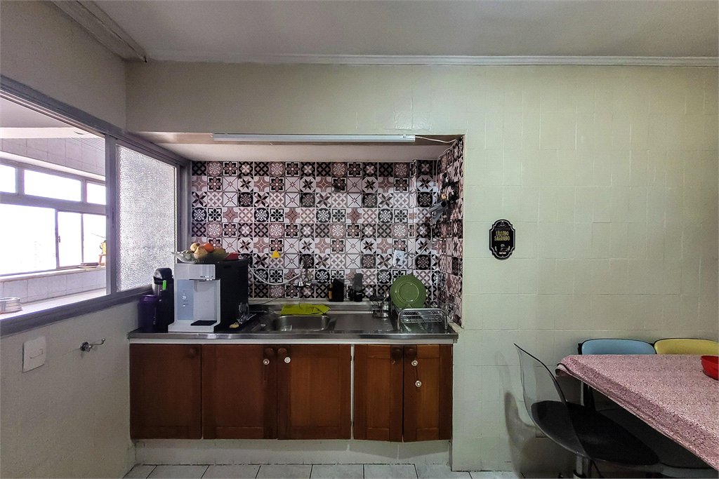Apartamento de 143m² com 3 dormitórios e 2 vagas de garagem.