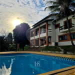 Indaiatuba- Vale das Laranjeiras - Vista dos fundos para o lago - Casa assobradada - 3 pisos, 4 quartos, 2 suítes, uma com hidro ,escritório, sala 3 ambientes, lareira, lavabo,cozinha ampla, despensa, lavanderia, churrasqueira, forno pizza, 6 wcs, piscina, jardim despensa, garagem, segurança