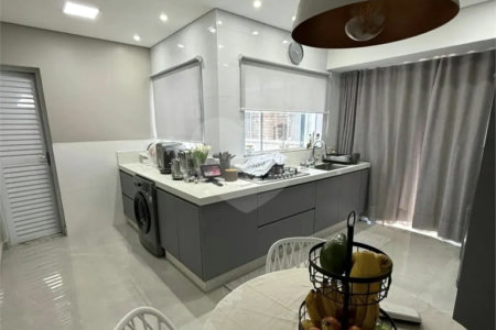 Apartamento de 100 m² à venda em Santo André, sem condomínio, com 2 quartos, 2 banheiros, móveis planejados, área gourmet e 1 vaga coberta e fixa. Excelente acabamento.
