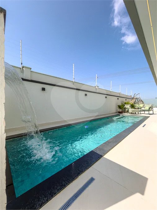 Indaiatuba - Condominio Villa Sapezal - 318 m² de Terreno - 230 m² de Área Construída - 3 suítes, sendo 1 Master com closet planejado - Sala de TV - Sala de estar integrada à Sala de jantar - Cozinha com móveis planejados - Despensa - Escritório planejado - Lavabo - Piscina com preparação para aquec