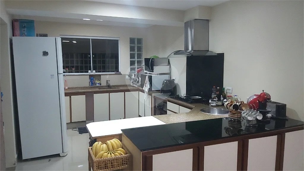 Sobrado com 224m² , 3 dormitórios , sendo 2 suítes , 3 vagas de garagem , 7 banheiros , à venda na Vila Scarpelli em Santo André.