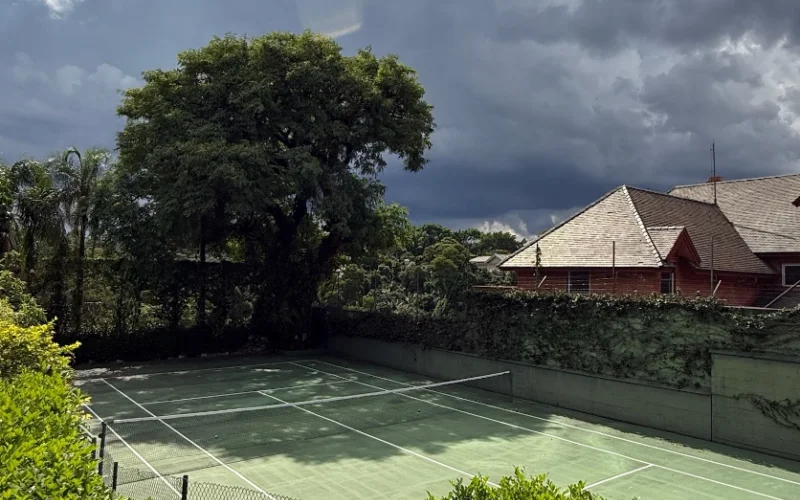 Casa à venda com quadra de tênis, a apenas 800m do Shopping Cidade Jardim, São Paulo - SP