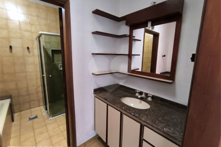 Casa á venda na Avenida Pau Brasil.