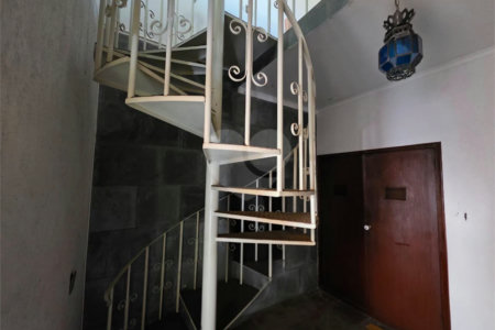 Casa Térrea 5 quartos bem localizada com piscina.