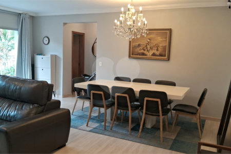 Apartamento a venda na Aclimação com 4 dormitórios e 2 vagas.