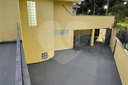 Sobrado em Santo Amaro com 3 dormitórios, uma suíte e 5 vagas