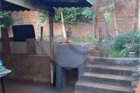 Casa Térrea com 3 dormitórios, sendo 1 suíte.