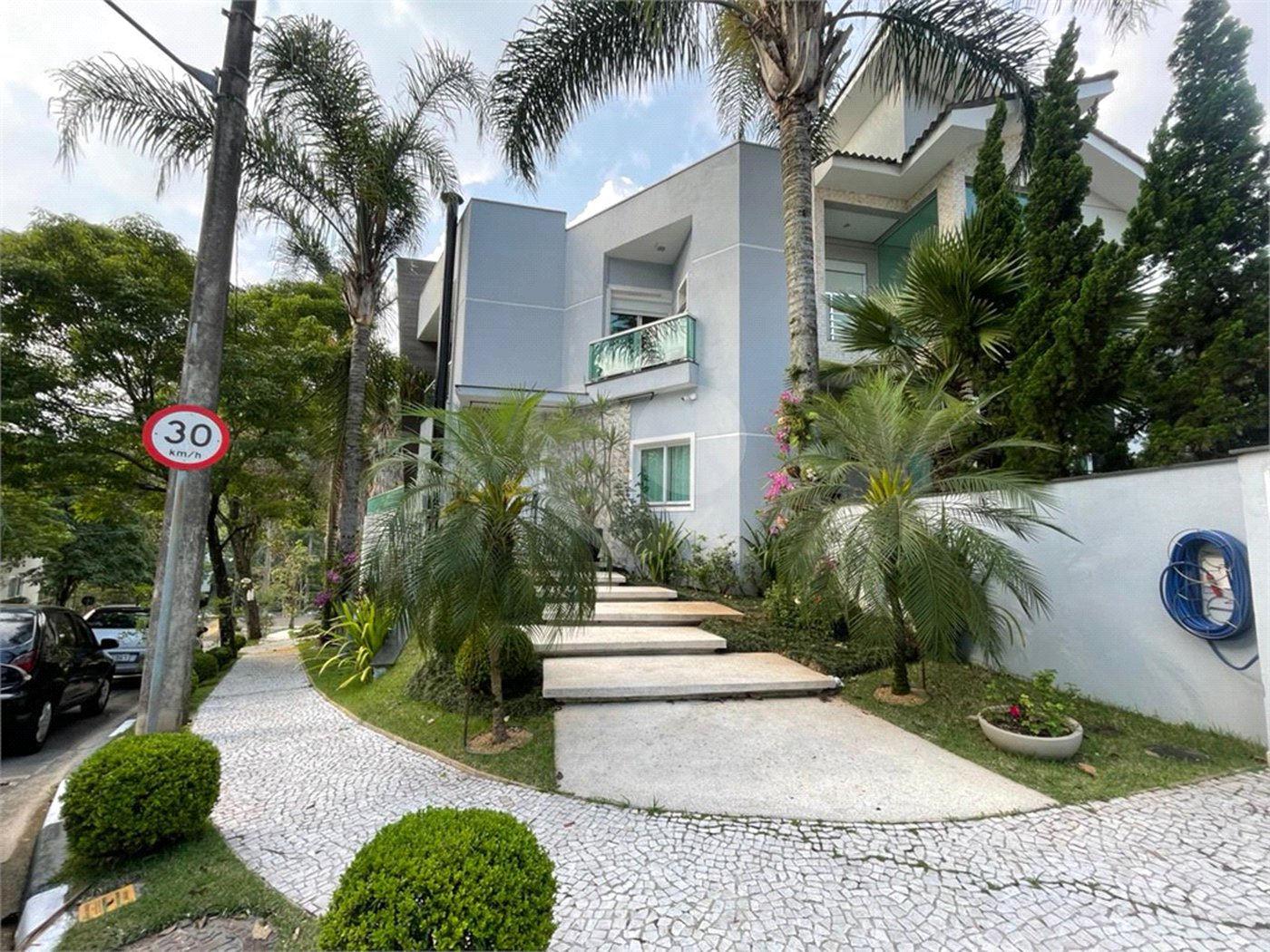 Casa com 4 quartos em condomínio fechado com piscina