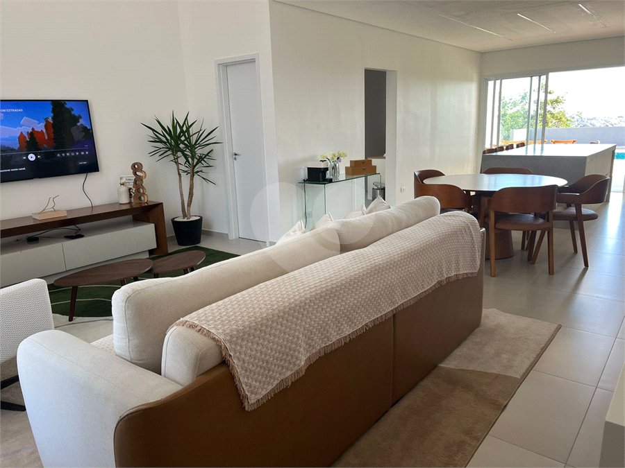 CASA TERREÁ COM 3 SUÍTES EM CONDOMÍNIO EM ATIBAIA