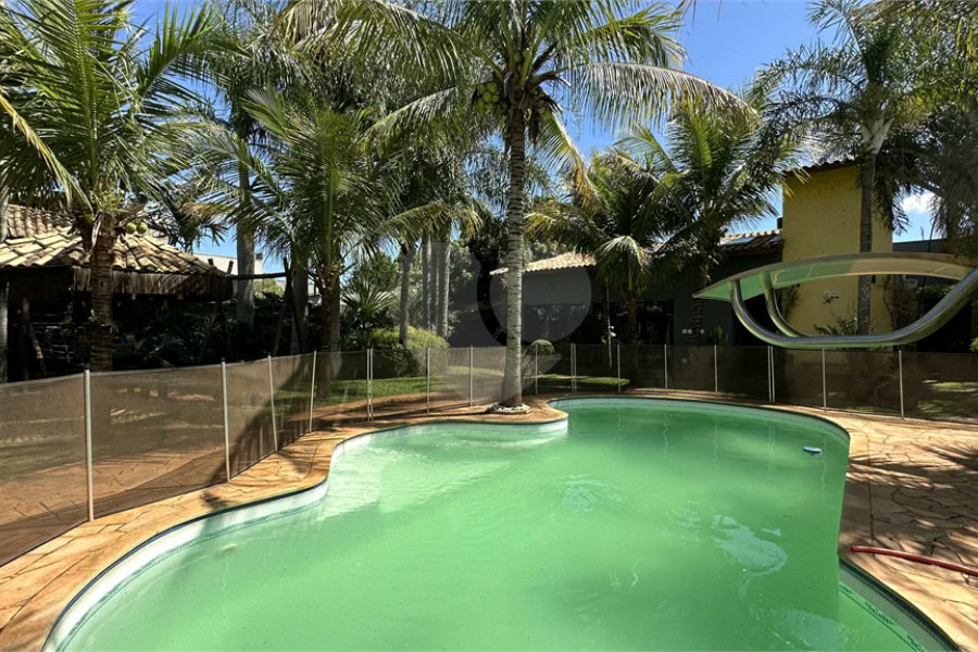 Casa em Condomínio Fechado com 4 suítes e área de lazer completa.