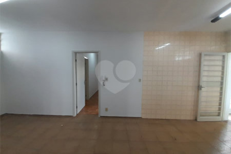 Casa Disponível para Venda ou Locação na Vila Nery – Ideal para Residência ou Comércio