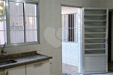 Casa à venda na Vila Galvão, com 210 m²