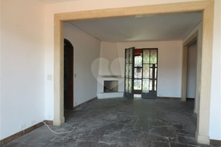 Casa no Pacaembu com ótima distribuição e amplo quintal em terreno em declive
