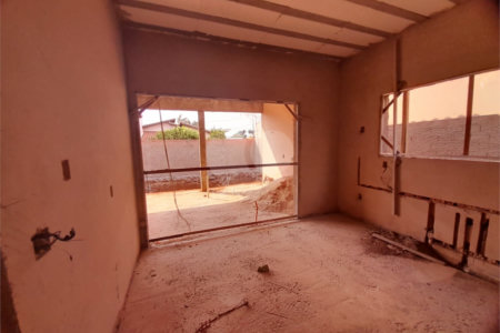 Casa em Construção com Área Gourmet e Piscina no Condomínio Damha II