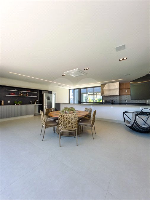 Indaiatuba - Quintas da Terracota - 1252 m² de terreno - casa térrea com 514 m² de área construída -3 vagas de garagem cobertas e 3 descobertas Lavabo - Sala de estar e jantar amplas e integradas - Escritório privativo - Cozinha toda equipada com geladeira, forno, micro-ondas, lava-louças,