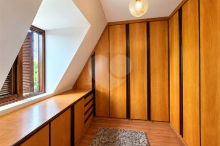 Sobrado com cinco quartos sendo 3 suites 4 vagas| R$ 3.300.000 no Alto da Boa Vista - São Paulo