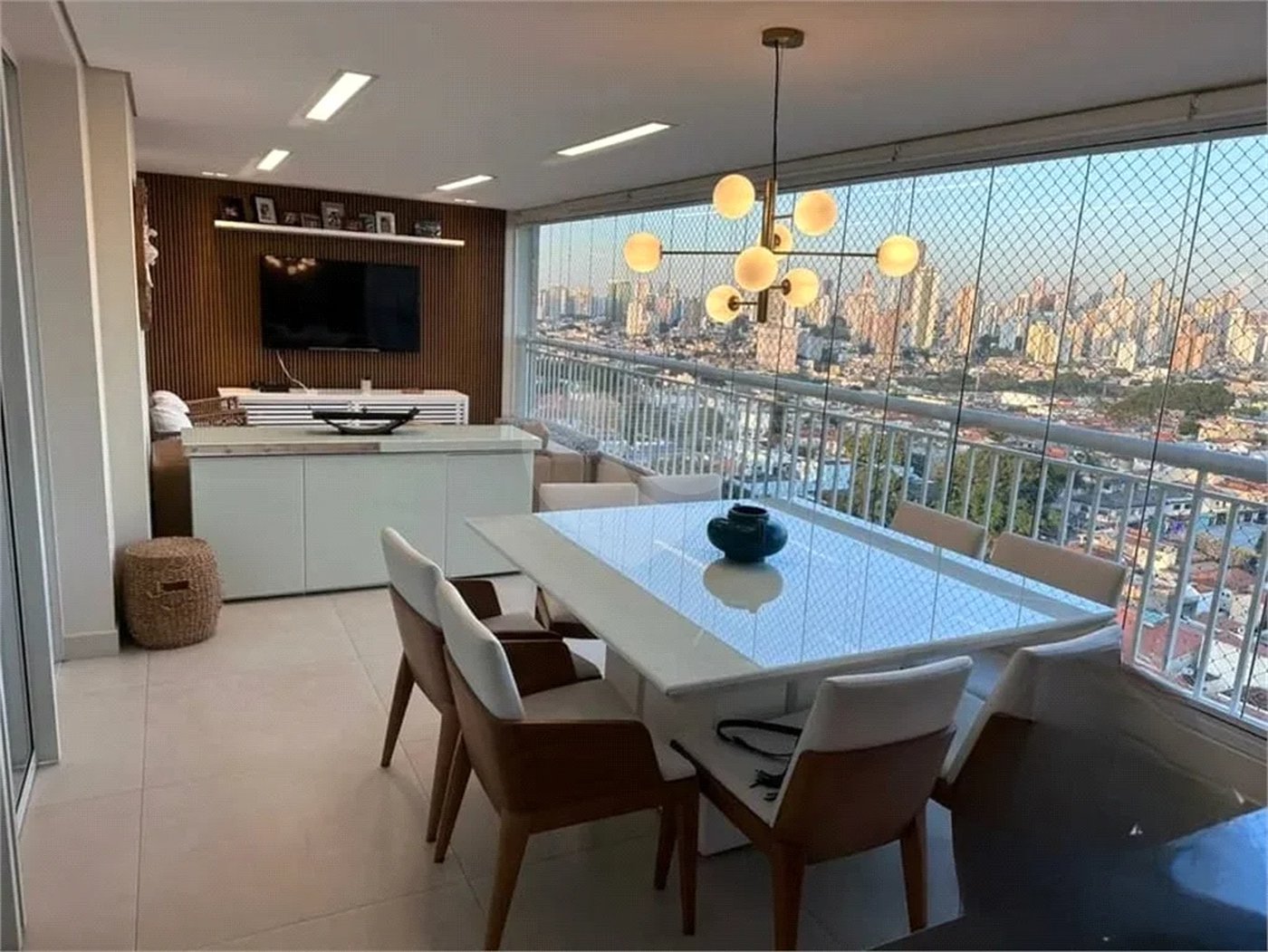 Aptº venda Mooca, 149m², andar alto, 4 dorms, 3 suítes, 2 vagas, varanda gourmet, ar condicionado.