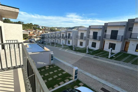 Casa à venda com 3 quartos, sendo 1 suíte, no condomínio Marselha VI, São Roque - SP