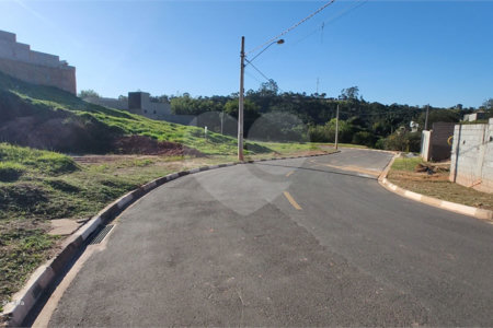 Terreno em condomínio fechado com 1.086 metros, pronto para construir, ampla área de lazer, aceita financiamento