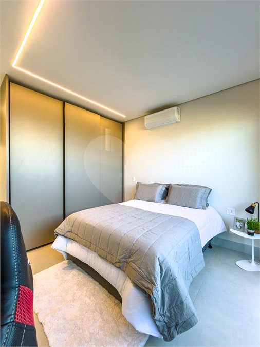 Indaiatuba - Quintas da Terracota - 1252 m² de terreno - casa térrea com 514 m² de área construída -3 vagas de garagem cobertas e 3 descobertas Lavabo - Sala de estar e jantar amplas e integradas - Escritório privativo - Cozinha toda equipada com geladeira, forno, micro-ondas, lava-louças,