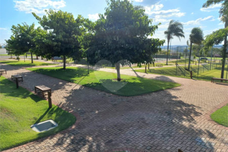 Terreno no Condomínio Damha Golf.