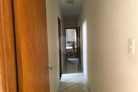 Casa térrea no Douradinho.